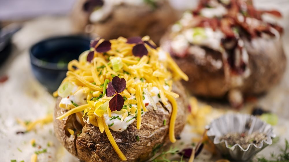 Πώς να φτιάξεις τέλειες ψητές πατάτες στο φούρνο μικροκυμάτων σε λίγα λεπτά