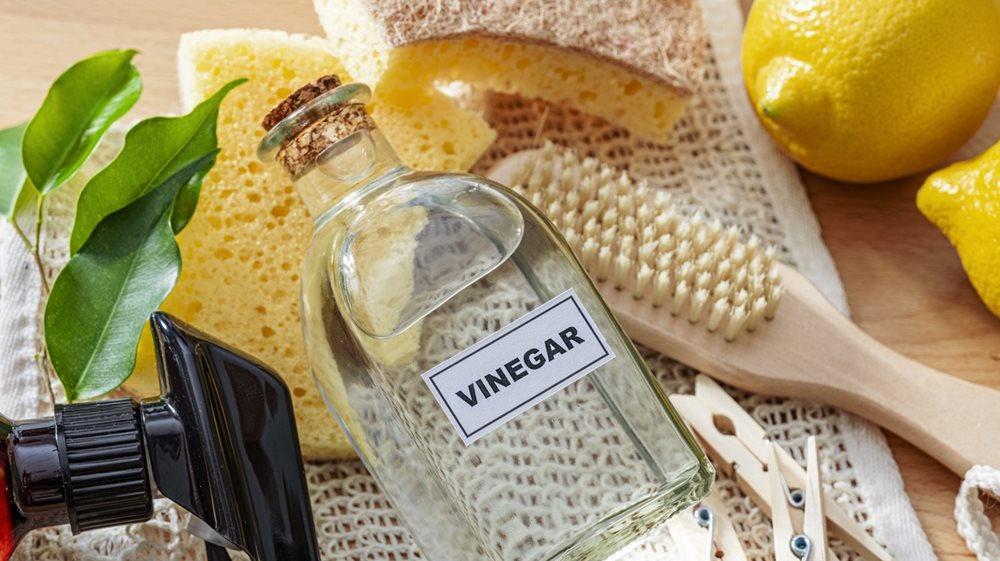 5 επίμονοι λεκέδες που εξαφανίζει το λευκό ξύδι