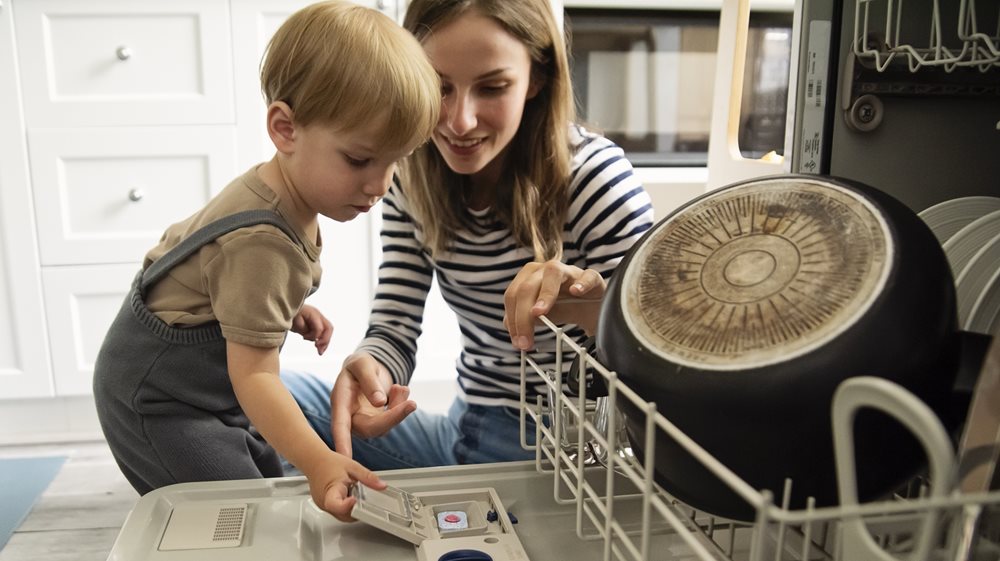 Σπιτικές ταμπλέτες πλυντηρίου πιάτων: Γιατί δεν πρέπει να δοκιμάσεις το viral hack του TikTok