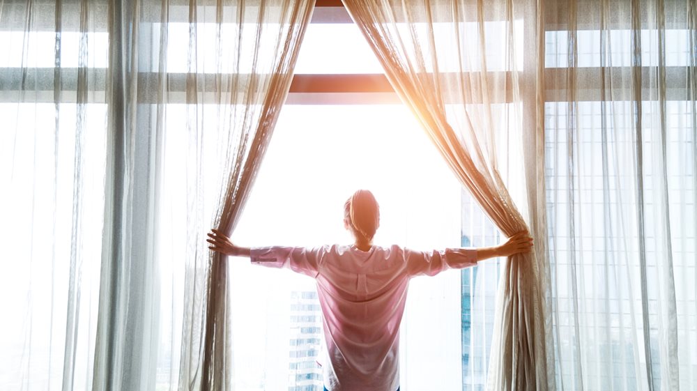 Πώς θα είναι οι κουρτίνες σου πάντα στρωτές με ένα ρολό κουζίνας