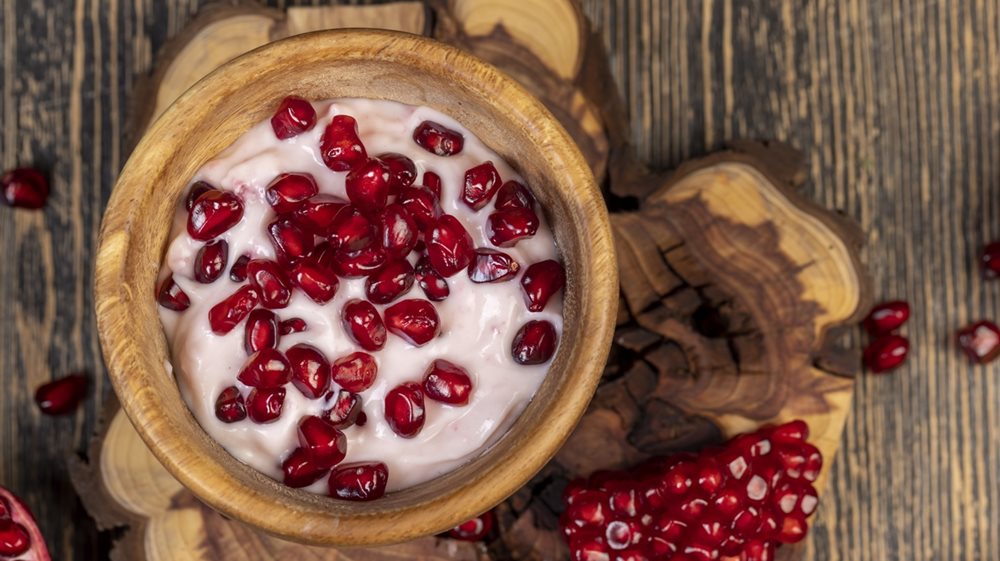 Χριστουγεννιάτικο γιαουρτογλυκό με ρόδι για το γιορτινό τραπέζι