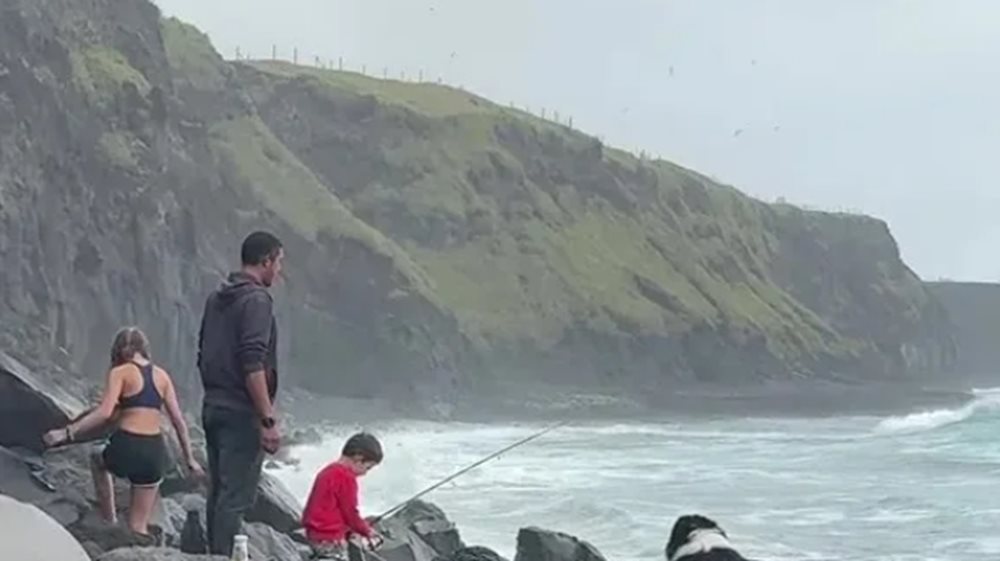 "Είμαι μαμά 2 παιδιών και ζω στο πιο απομονωμένο νησί του κόσμου": Ψαρεύουμε και κυνηγάμε για φαγητό