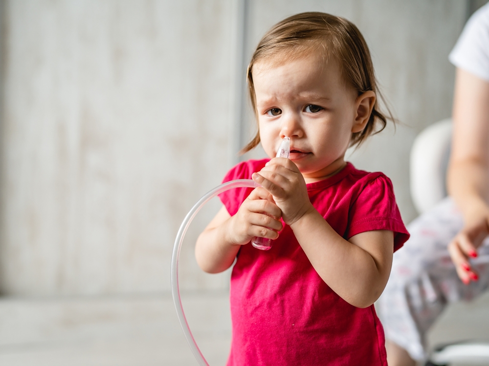 Μύξες, τραγουδάκια και λίγο χιούμορ: Όσα πρέπει να κάνεις (και όσα δεν πρέπει) όταν το παιδί έχει μπουκωμένη μύτη