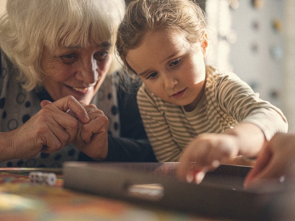 Οι παππούδες δεν είναι απλώς επισκέπτες- Πρέπει να γίνουν ξανά μέρος της οικογένειας