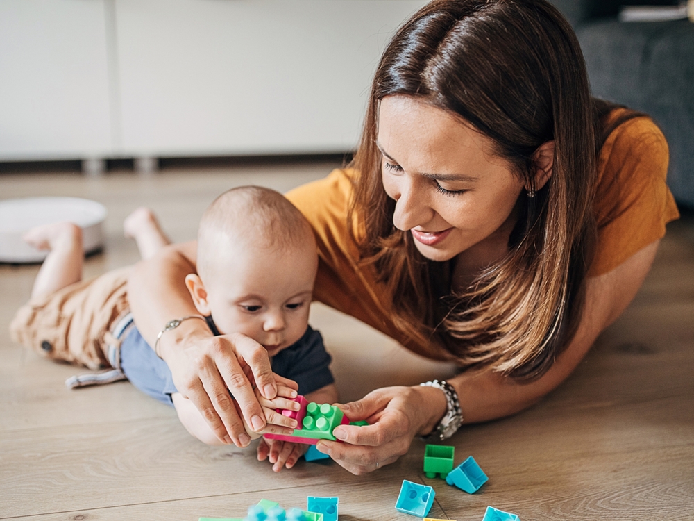Γιατί 10 λεπτά παιχνιδιού στο πάτωμα με το παιδί είναι τόσο ευεργετικά