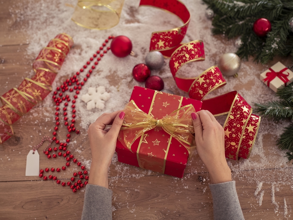 Αυτό το περιτύλιγμα για δώρα θα πείσει τα παιδιά ότι όντως τα έφερε ο Άγιος Βασίλης