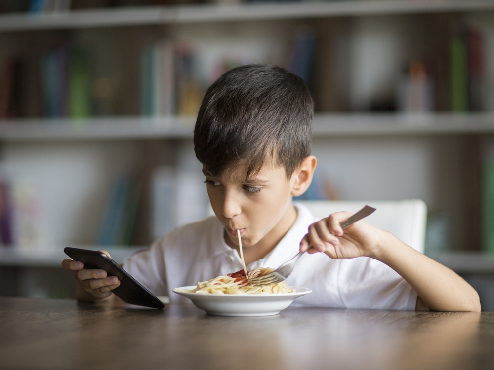 Γιατί είναι προβληματικό να τρώει το παιδί μόνο του μπροστά στην οθόνη;