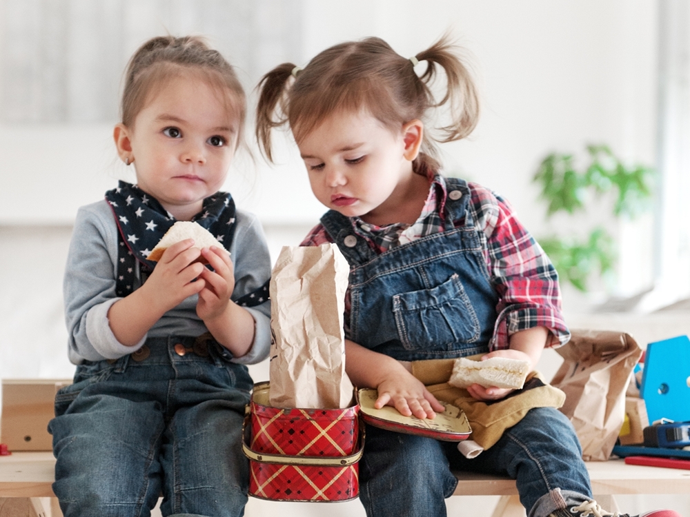 Σε ποια ηλικία -και γιατί -τα παιδιά σταματούν να μοιράζονται τα πράγματά τους;