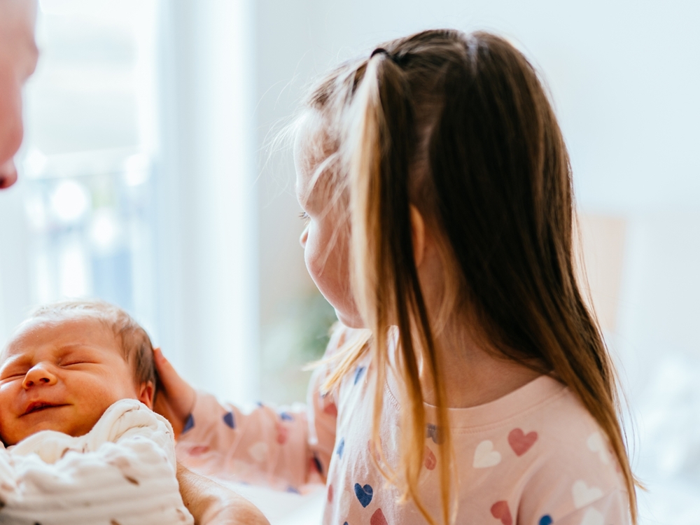 Πώς τα μεγαλύτερα αδέλφια βοηθούν την ανάπτυξη λόγου των μωρών