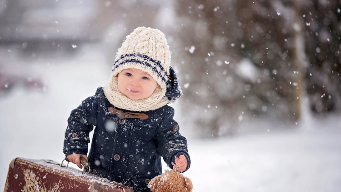 Ταξίδι με μωρό τα Χριστούγεννα: Ο απόλυτος οδηγός επιβίωσης για γονείς