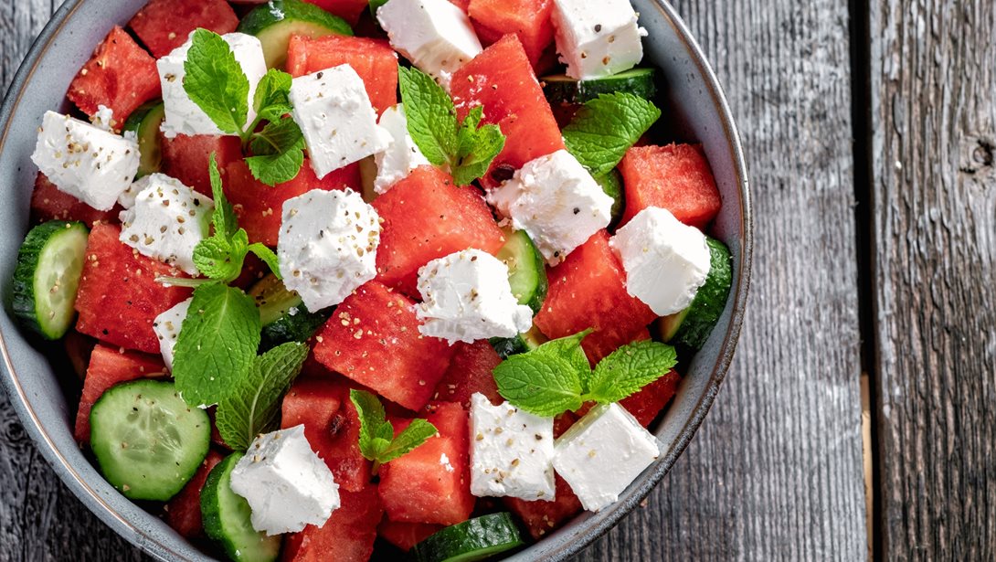 Καλοκαιρινή συνταγή: Η πιο δροσιστική "χωριάτικη" σαλάτα με καρπούζι