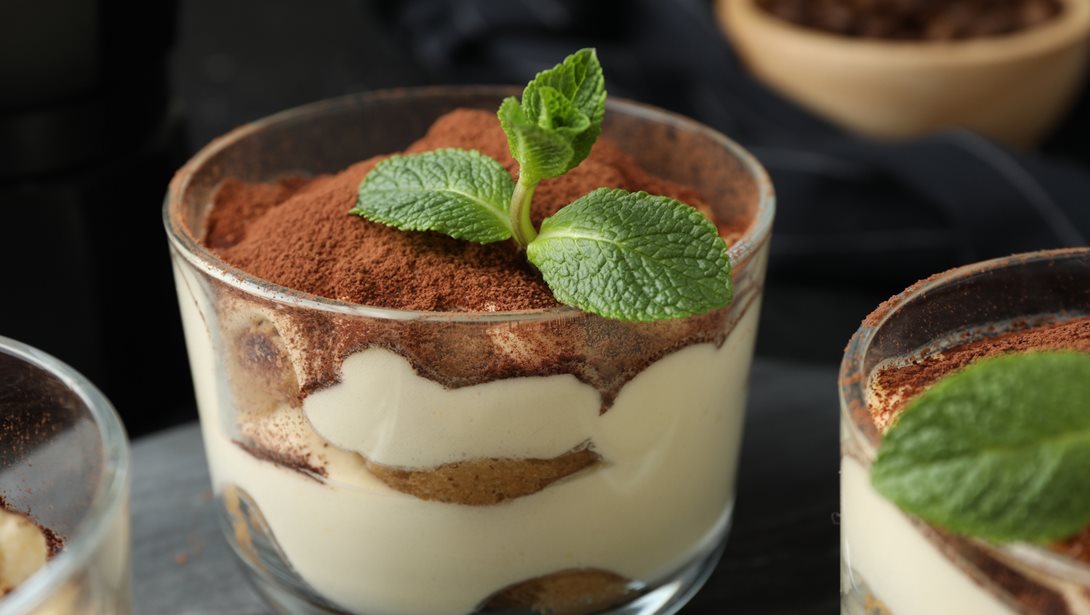 Το viral τιραμισού με γιαούρτι- Ελαφρύ με 4 μόλις υλικά