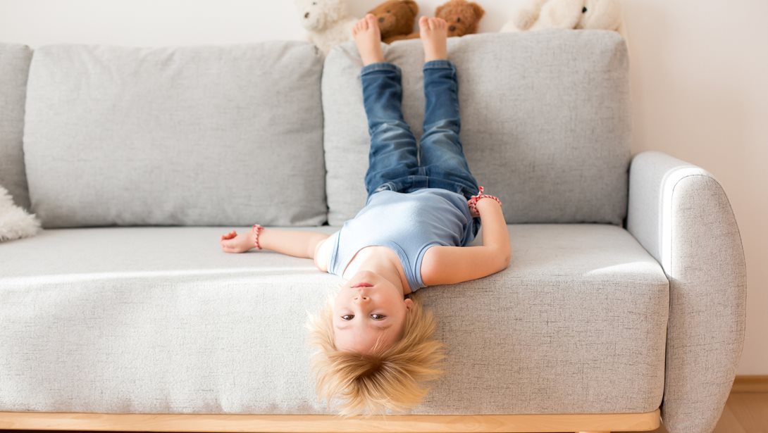 Από γάλα μέχρι μαρκαδόρους: Το viral κόλπο για να ξαναδείς τον καναπέ σου καθαρό