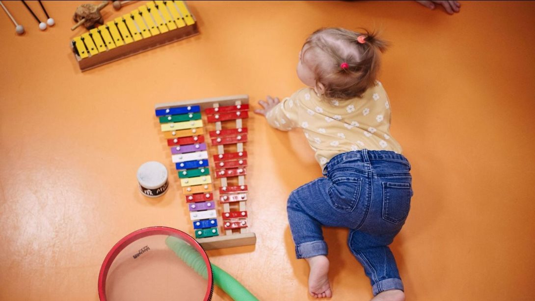 "Μια αγκαλιά να ακούει": Βιωματικό εργαστήριο για εγκύους, μητέρες και βρέφη 0-18 μηνών