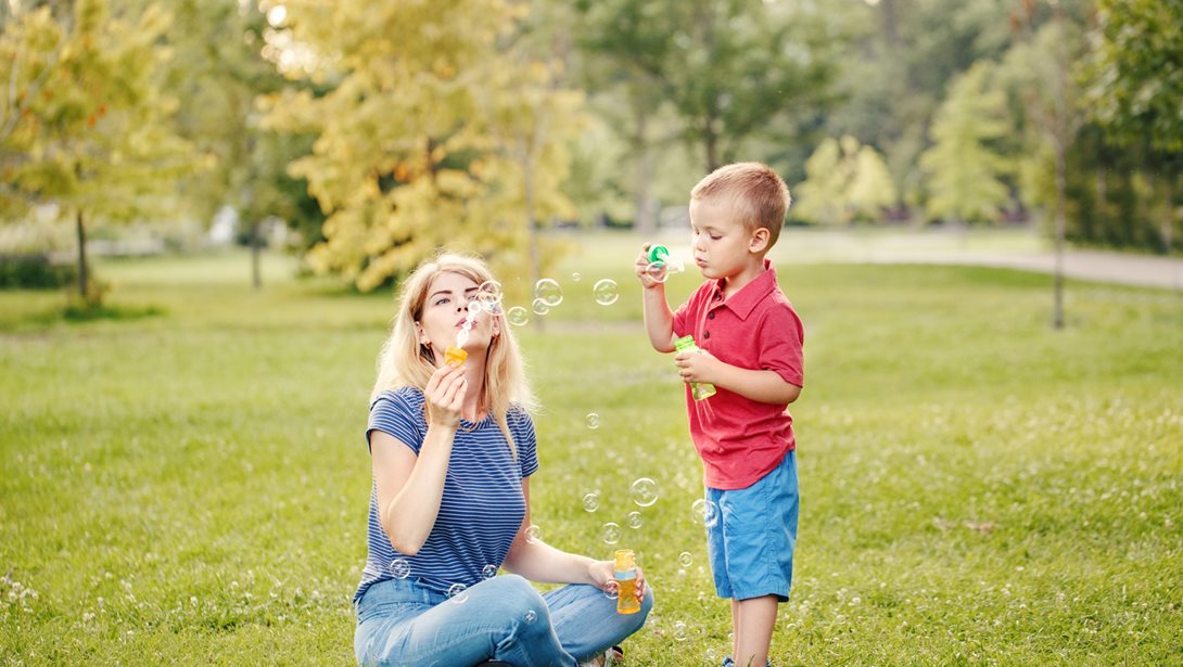 8 πράγματα που κάνουμε οι γονείς σήμερα (και δεν τα έκαναν ποτέ οι δικοί μας γονείς)