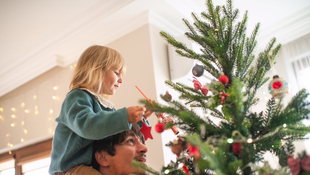 Μικρά hacks για να μη γίνει χαμός στο σπίτι όσο στολίζεις