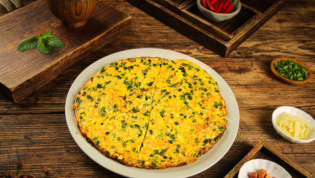 Πώς να φτιάξεις εύκολα ομελέτα με αραβική πίτα (βήμα-βήμα)