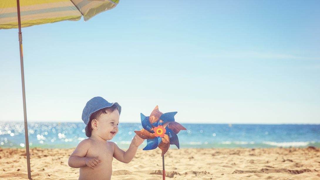 6 tips για το πρώτο μπάνιο του μωρού στη θάλασσα