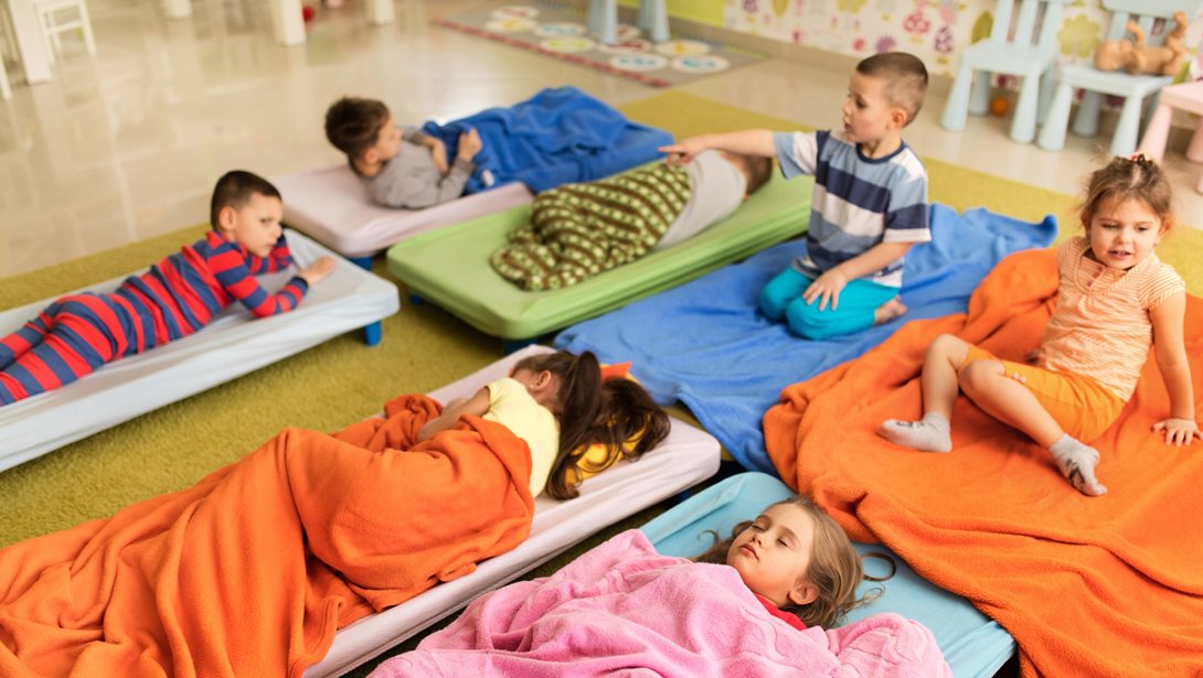 Sleepovers στα σχολεία: Το trend που αρέσει σε κάποιους γονείς δεν είναι και τόσο χαριτωμένο- Τι καταγγέλουν οι εκπαιδευτικοί για τους κινδύνους