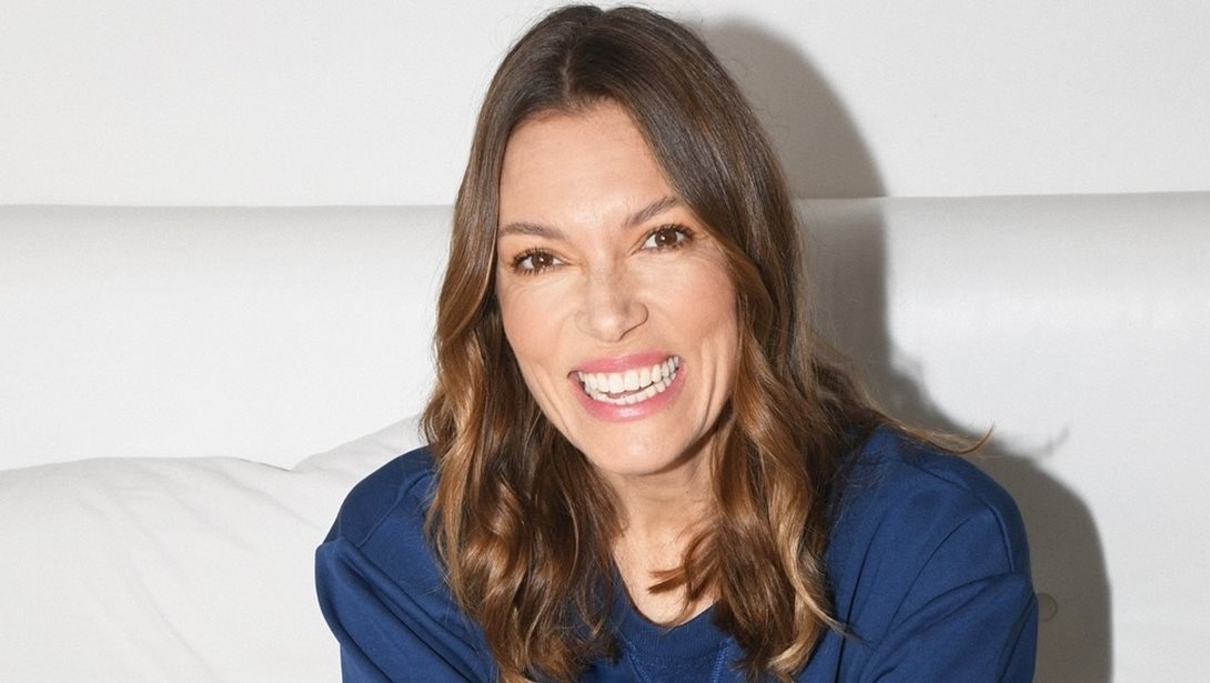 Η Βίκυ Καγιά φωτογραφίζει τη Μπιάνκα της | Με γήινο look και το πιο cute κουτάβι αγκαλιά