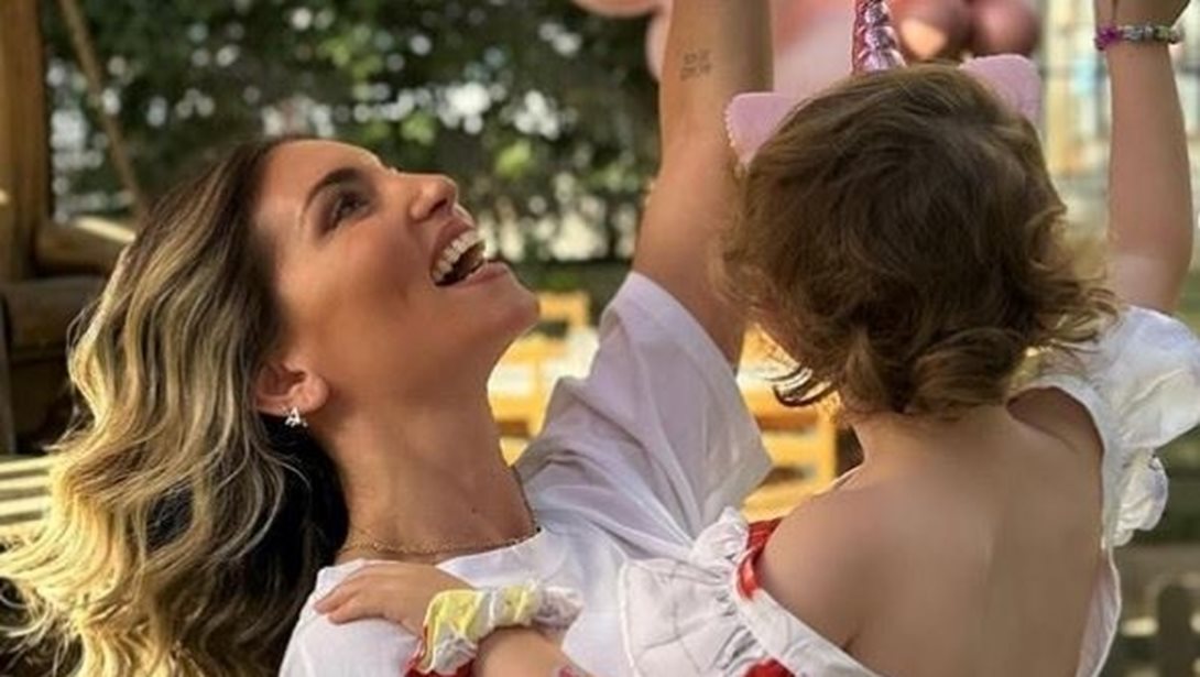 Σιέννα Μιχοπούλου: Με cute ροζ σύνολο μαζί με τον αδελφό της στη Σικελία