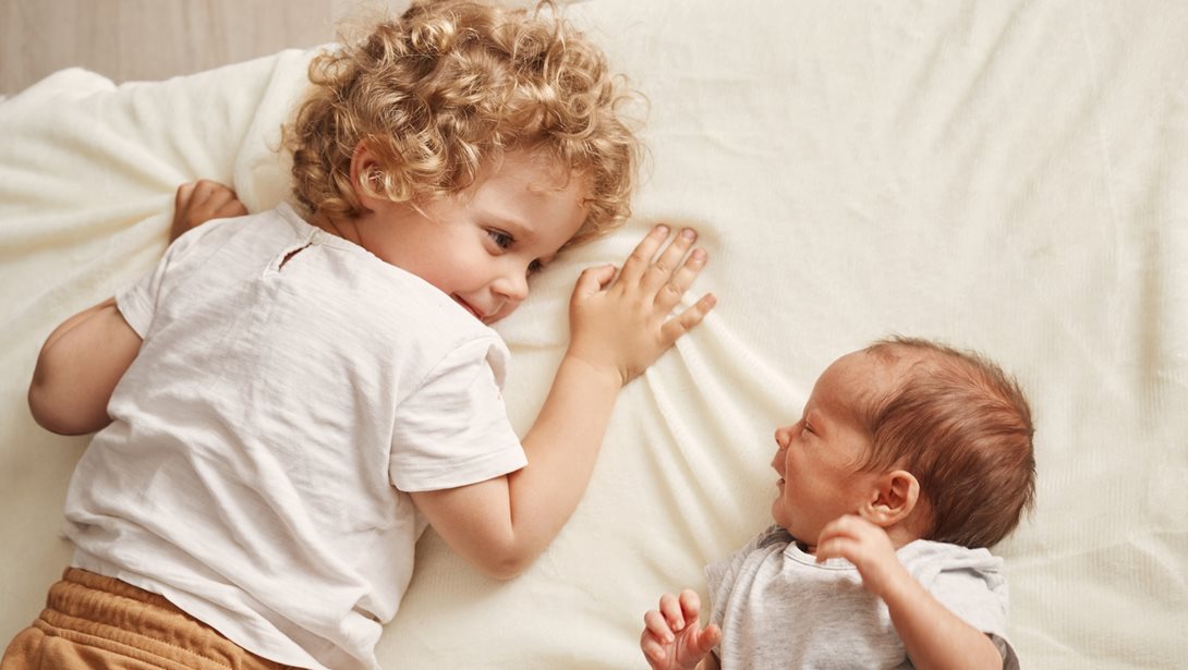Πώς διαχειριζόμαστε την παλινδρόμηση ενός παιδιού σε πιο μωρουδιακές συμπεριφορές, εξαιτίας της ζήλειας για το νεογέννητο αδελφάκι του;