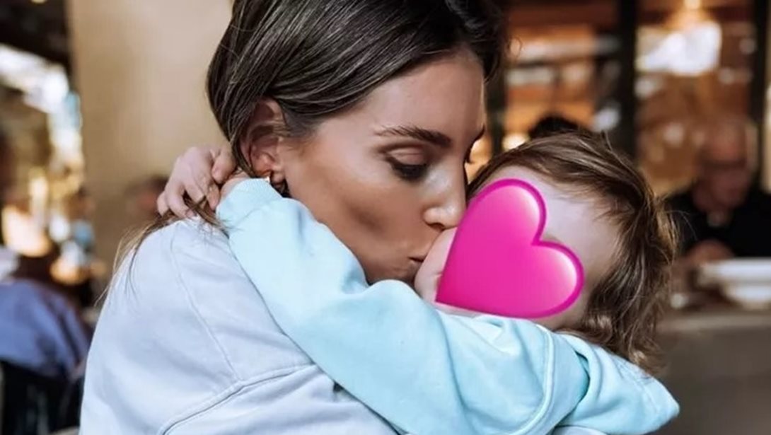 Η Αθηνά Οικονομάκου έκανε στην κόρη της, Σιέννα το πιο "παιχνιδιάρικο" χτένισμα που έχεις δει