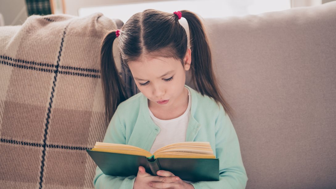 Πώς θα κάνεις το παιδί σου να αγαπήσει τα βιβλία; Η συγγραφέας Λίνα Σωτηροπούλου μας δίνει την πιο έξυπνη ιδέα