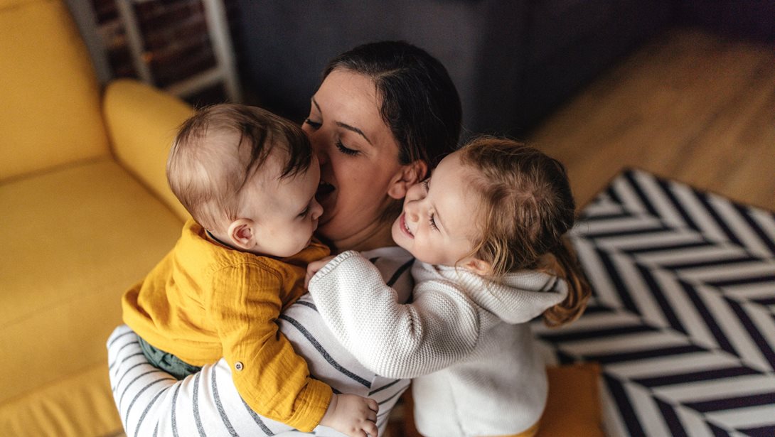 Όταν όλοι έχουν άποψη: Πώς να επιβιώσεις από τις κακές συμβουλές για το μωρό σου