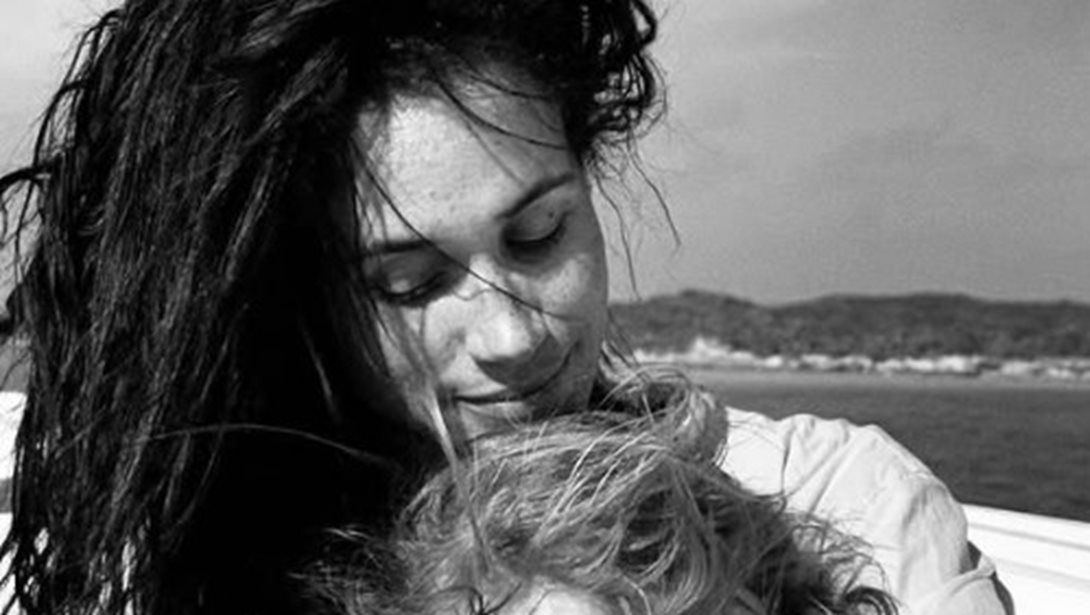 Μέγκαν Μαρκλ: Χορεύει (όπως δεν την έχουμε ξαναδεί) στο μαιευτήριο για να προχωρήσει ο τοκετός