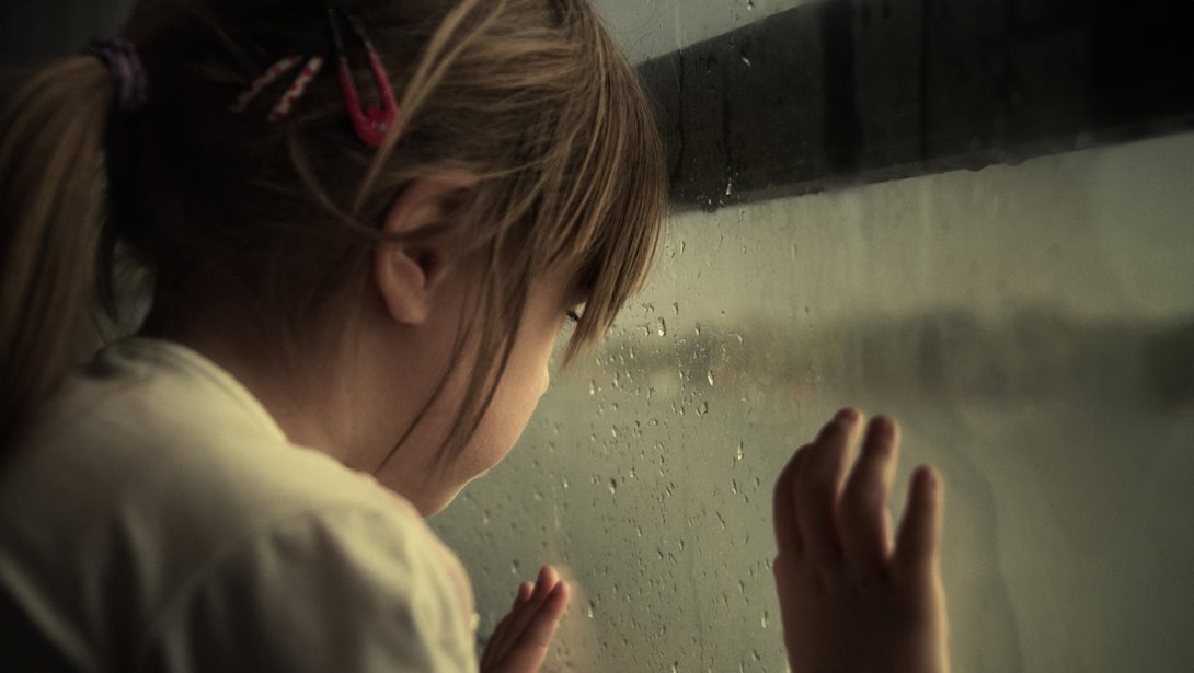 "Με ανάγκαζαν να ζω μέσα σε κλουβί": Ανήλικο κορίτσι κατάφερε να ξεφύγει από τους κακοποιητικούς γονείς του