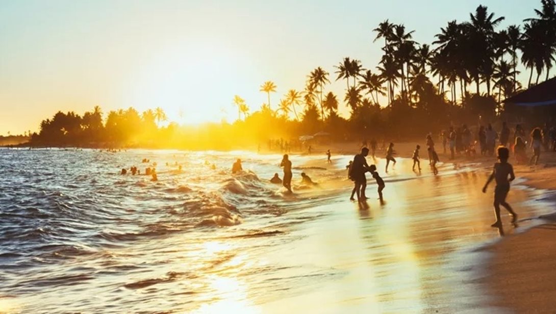 Για μπάνιο στην Αττική χωρίς αυτοκίνητο: 5 παραλίες που έχεις εύκολη πρόσβαση με τα μέσα μεταφοράς