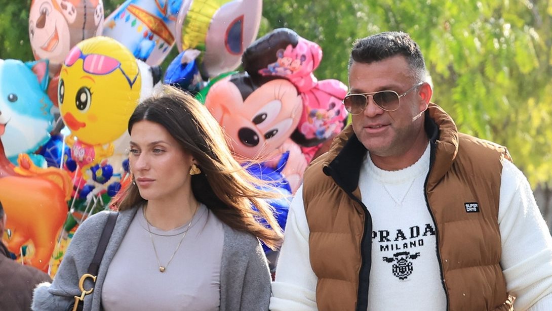 Οικογενειακές στιγμές για τον Κώστα Σόμμερ και τη Βαλεντίνη Παπαδάκη στη Γλυφάδα