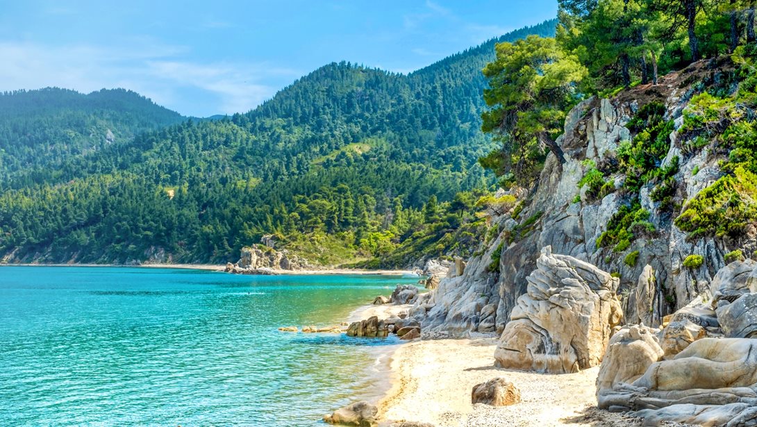 Γαλάζιες Σημαίες 2025: 2η η Ελλάδα παγκοσμίως με 657 βραβευμένες ακτές