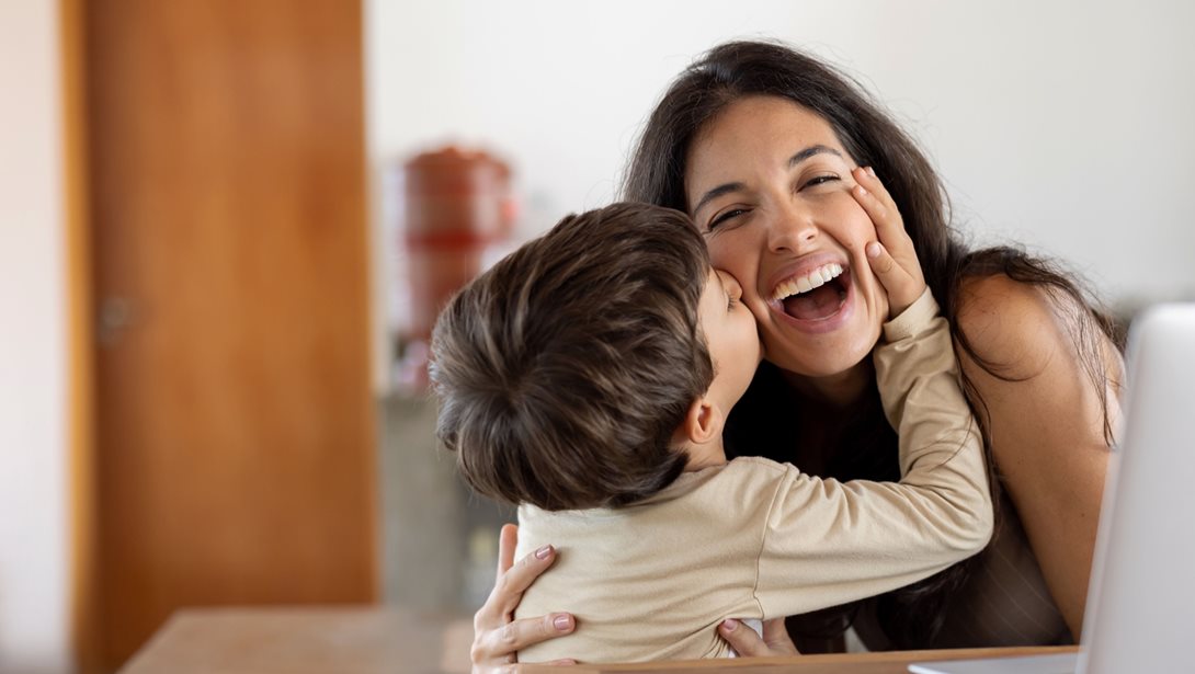 Εργαζόμενες μαμάδες και ενοχές: Γιατί νιώθουμε έτσι;