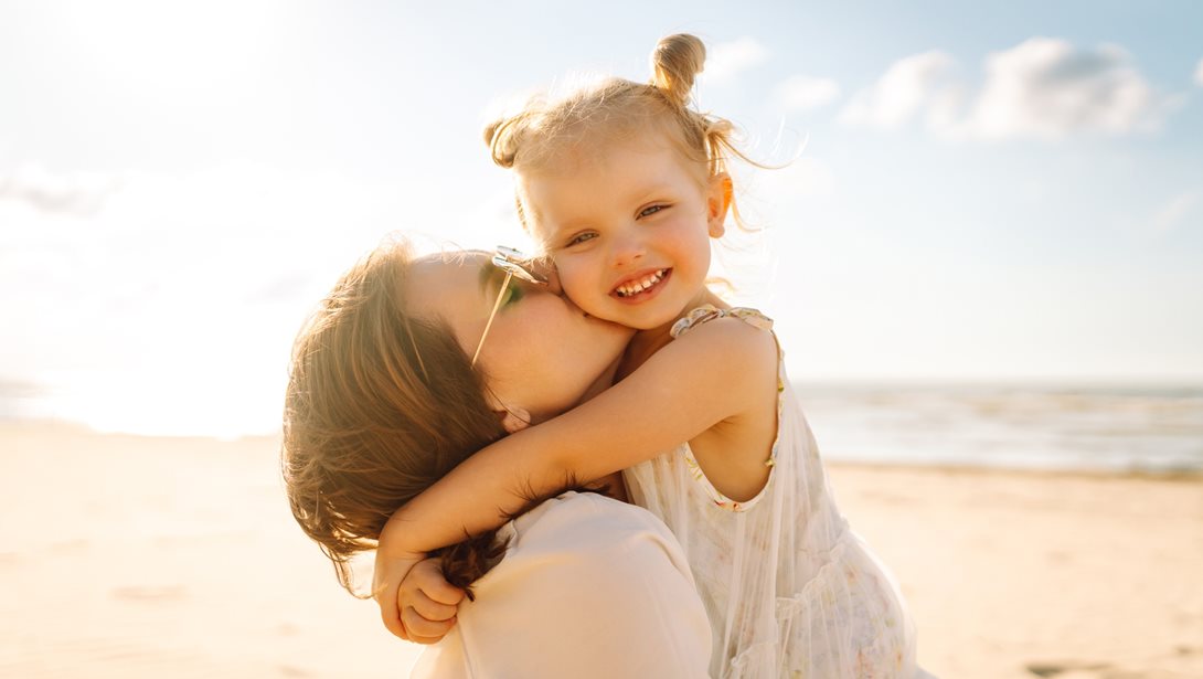 Πώς οι λέξεις που λέμε οι μαμάδες όταν παίζουμε με τα παιδιά επηρεάζουν την αυτοεκτίμησή τους;