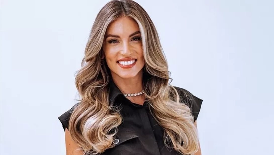 Στο γιορτινό σαλόνι της Αθηνάς Οικονομάκου: Η Σιέννα Μιχοπούλου στολίζει το χριστουγεννιάτικο δέντρο