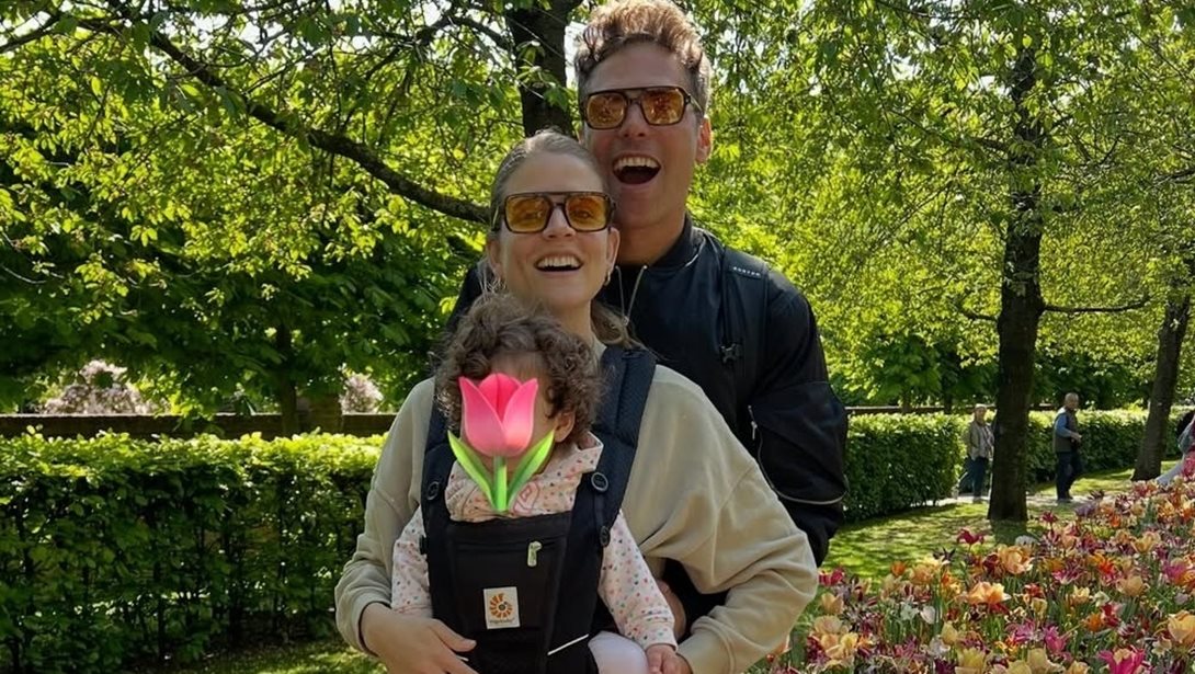 Δανάη Μιχαλάκη και Γιώργος Παπαγεωργίου στο εξωτερικό με την κόρη τους