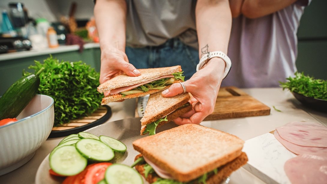 Ξέχνα το τοστ γαλοπούλα-τυρί: 4 υγιεινές και γρήγορες ιδέες που αλλάζουν το κλασικό σνακ το 2026