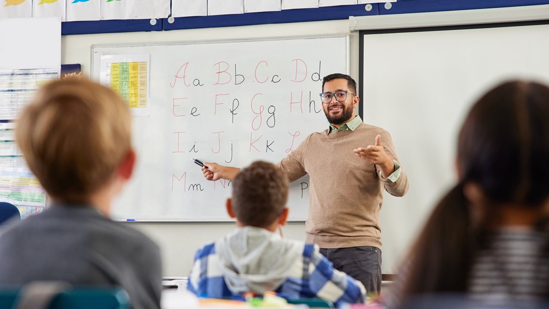 Γιατί οι Έλληνες γονείς πληρώνουμε τόσα πολλά για την εκμάθηση ξένων γλωσσών εκτός σχολείου;