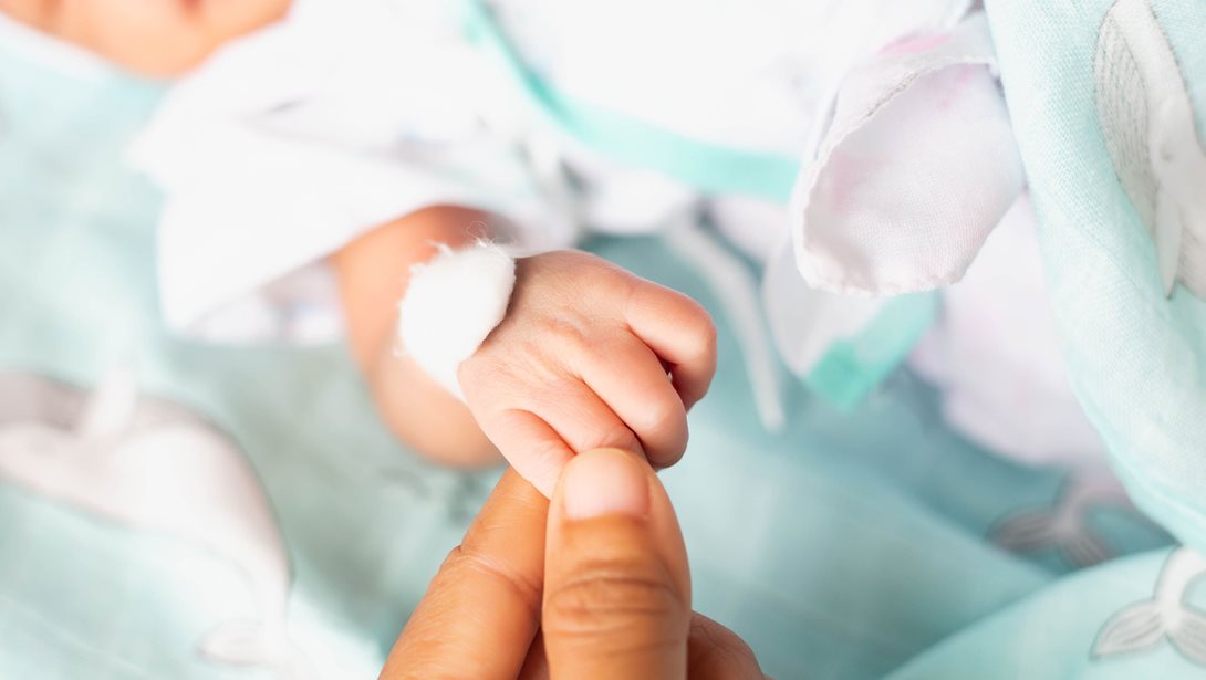 Παγκόσμια Ημέρα Προωρότητας: Το μοβ συμβολίζει τη δύναμη που χαρακτηρίζουν τα πρόωρα μωρά και τις οικογένειές τους