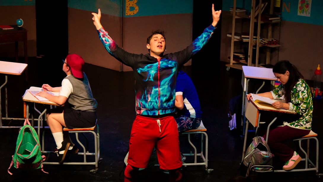 Στον κόσμο του "Αόρατου Τονίνο": Ο ηθοποιός Στράτος Νταλαμάγκος μιλά για το παιδικό βλέμμα, τη φιλία και τη μοναξιά