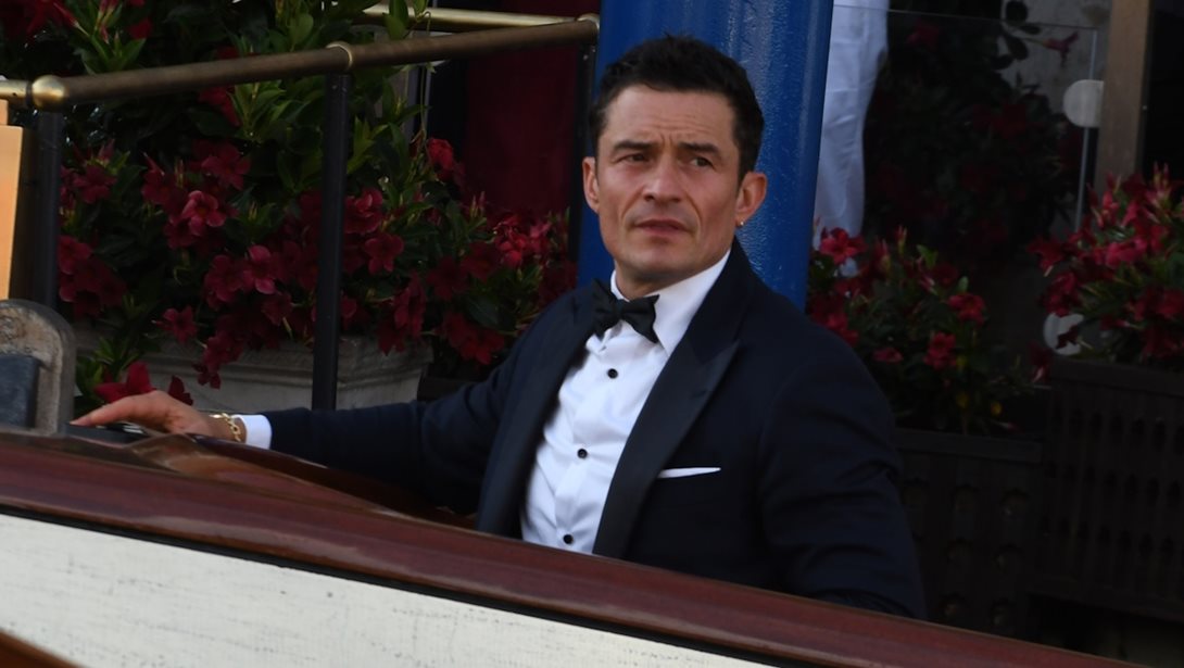 Ο Ορλάντο Μπλουμ αποκαλύπτει πώς κατάφερε να γίνει καλύτερος πατέρας και να μην χάνει τη ψυχραιμία του