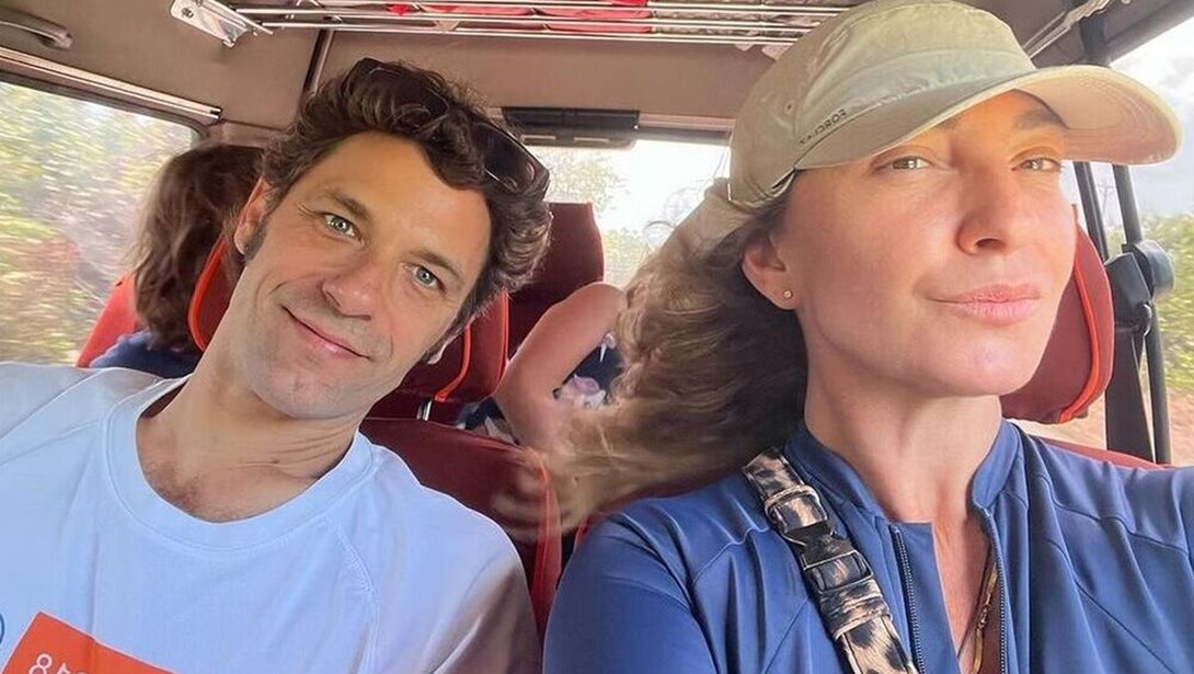 Ο Αποστόλης Τότσικας και τη Ρούλα Ρέβη παραδίδουν μαθήματα σκίτσου με τα δίδυμα παιδιά τους, Ειρήνη και Άγγελο