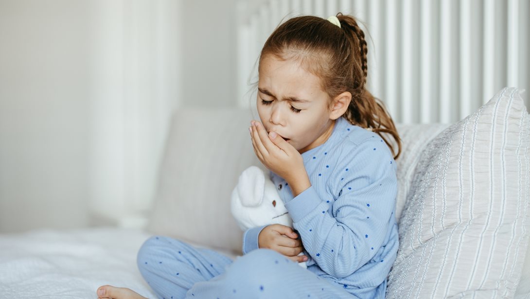 Γιατί ο βήχας στα παιδιά μπορεί να κρατήσει εβδομάδες; Τι είναι φυσιολογικό και τι όχι