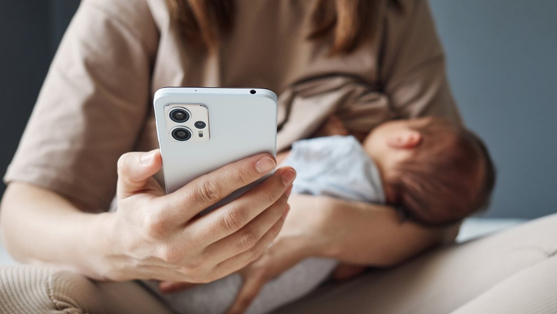 Θηλασμός και κινητό: Τι λένε οι ειδικοί