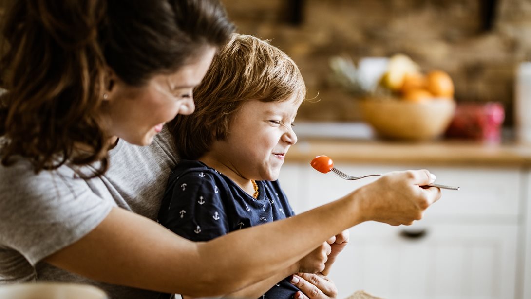 Η σωστή ερώτηση που πρέπει να κάνουμε στο παιδί που δύσκολα δοκιμάζει νέες τροφές