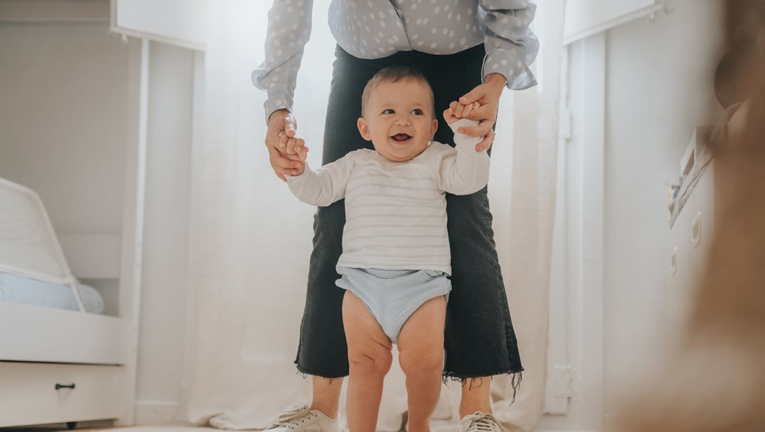 Το κόλπο με τα λάιμ: Χρειαζόμαστε πραγματικά ένα viral hack για να βοηθήσουμε τα παιδιά μας να περπατήσουν;