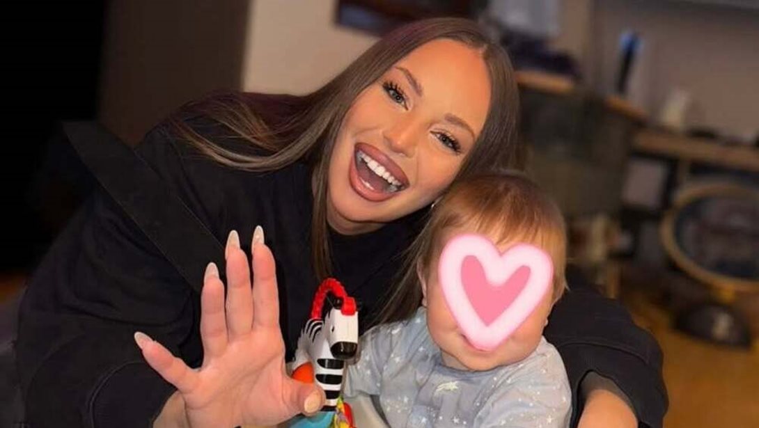 Κι όμως! Η πρώτη λέξη του παιδιού της Ανδρομάχης και του Γιώργου Λιβάνη δεν είναι ούτε "μπαμπά" ούτε "μαμά"