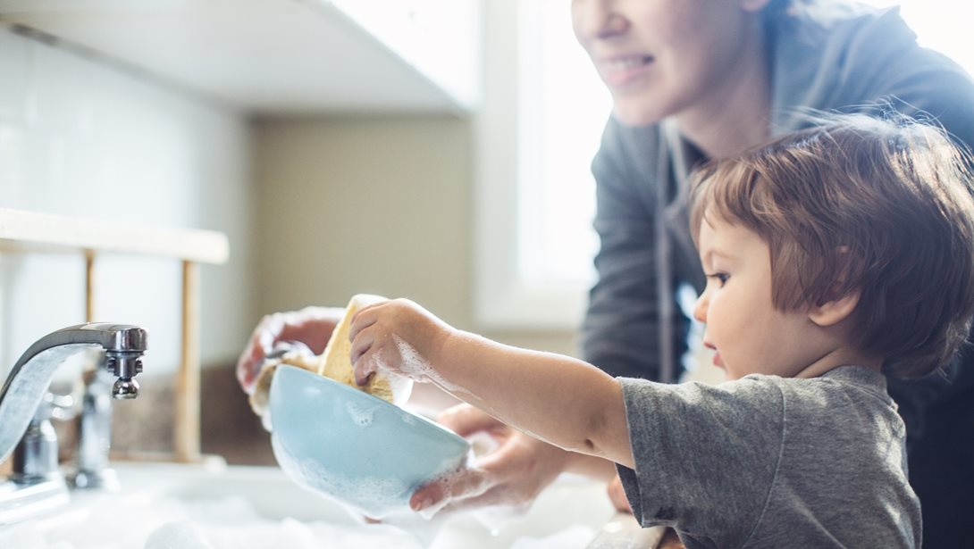 5 τρόποι για να κάνεις το καθάρισμα λιγότερο βαρετό – και πιο αποτελεσματικό